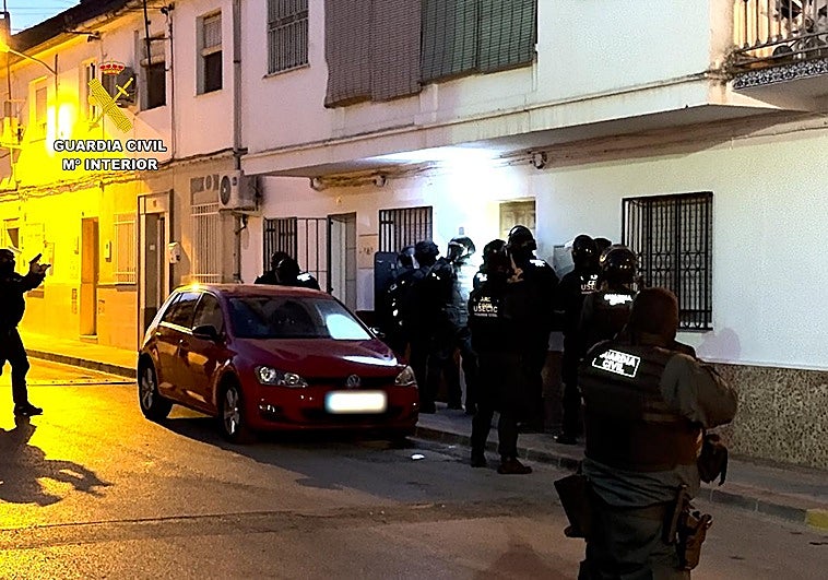 Tres detenidos en Iznalloz por disparar desde un coche robado para vengar el homicidio de un familiar